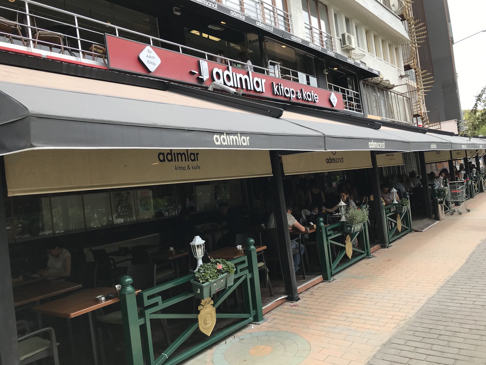 Adımlar Kitap & Kafe/Eskişehir Kitapçı — fotoğraf 2