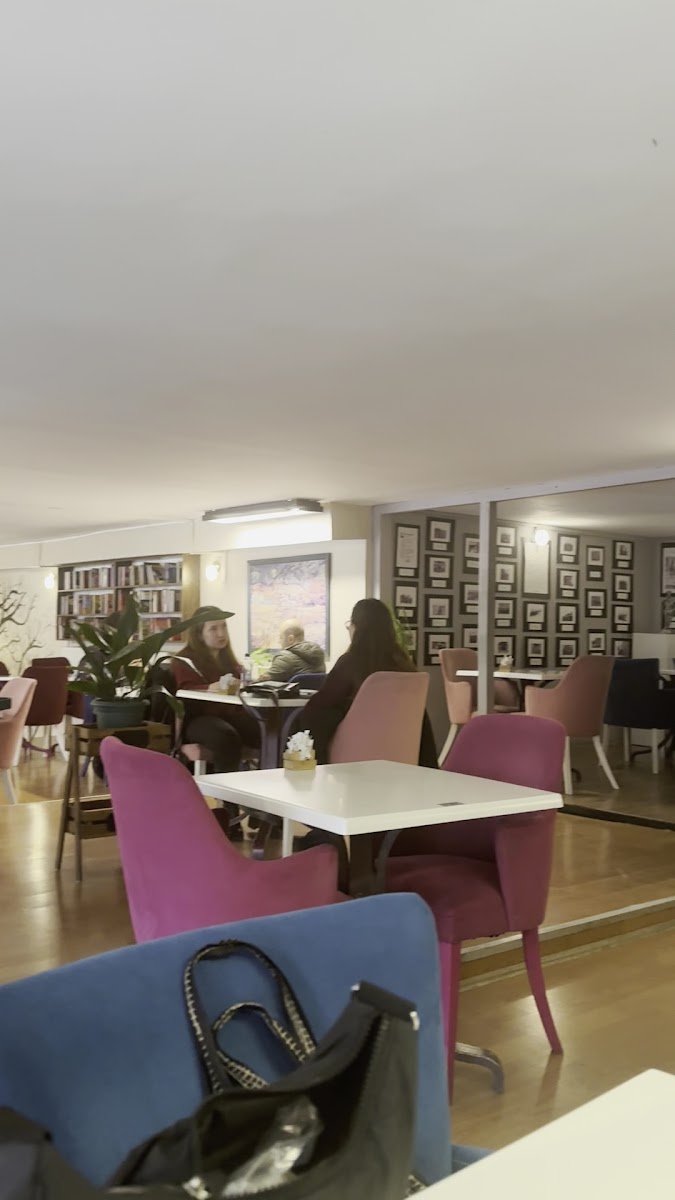 Adımlar Kitap & Kafe/Eskişehir Kitapçı — fotoğraf 3