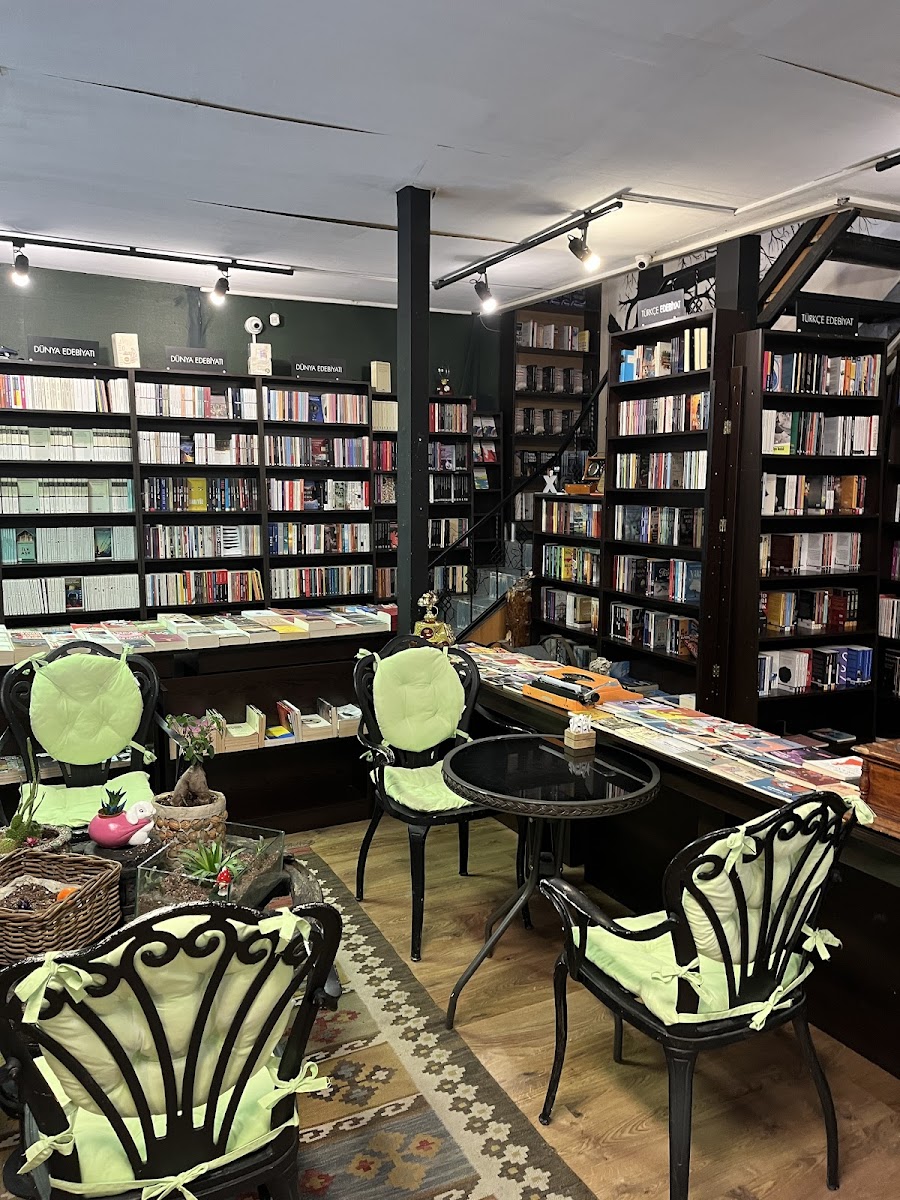 Adımlar Kitap & Kafe/Eskişehir Kitapçı — fotoğraf 4