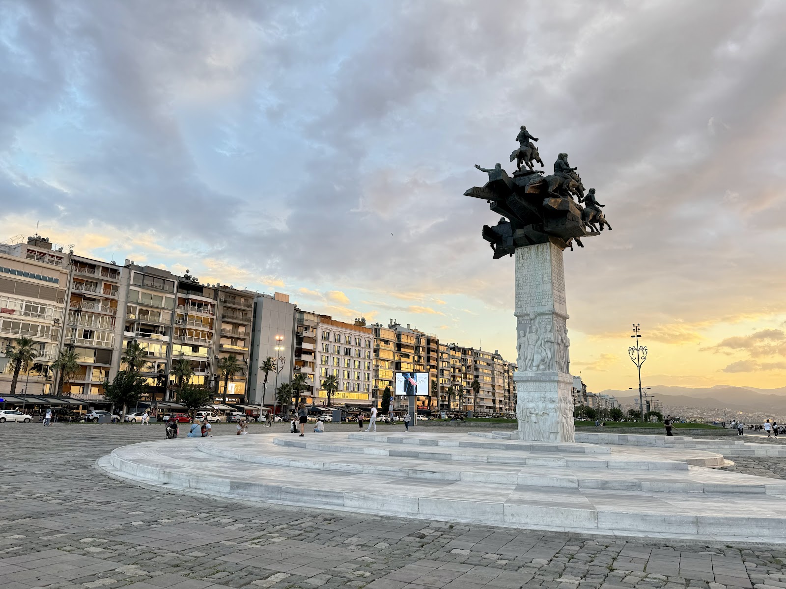 Alsancak Gündoğdu Meydanı