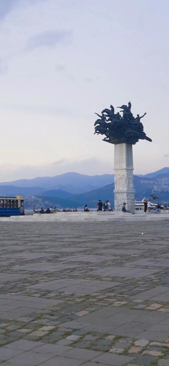 Alsancak Gündoğdu Meydanı — fotoğraf 3