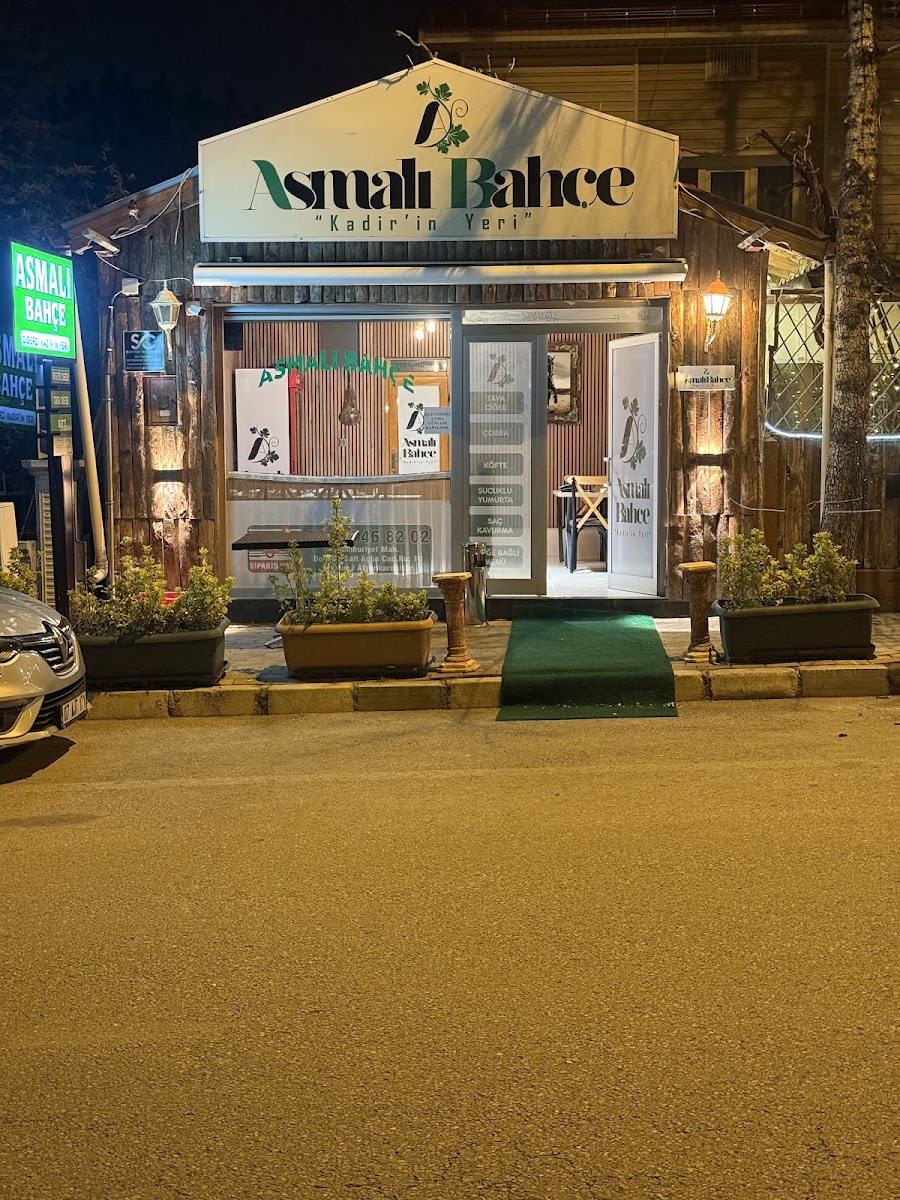 Asmalı Bahçe Yaprak Ciger Köfte Sucuk — fotoğraf