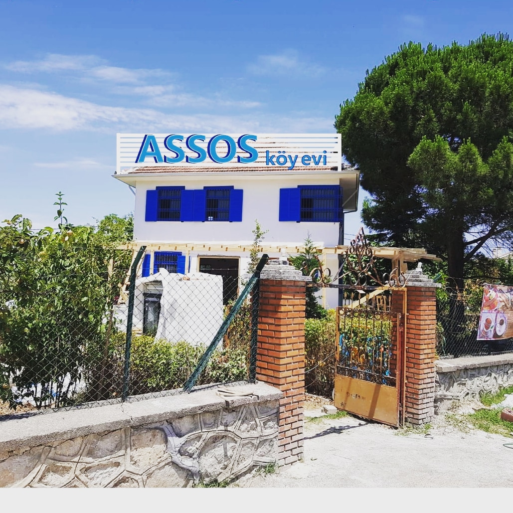 Assos Köy Evi — fotoğraf