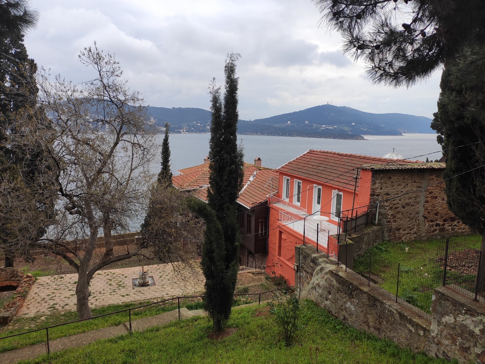 Heybeliada: Adada temiz hava yürüyüşü