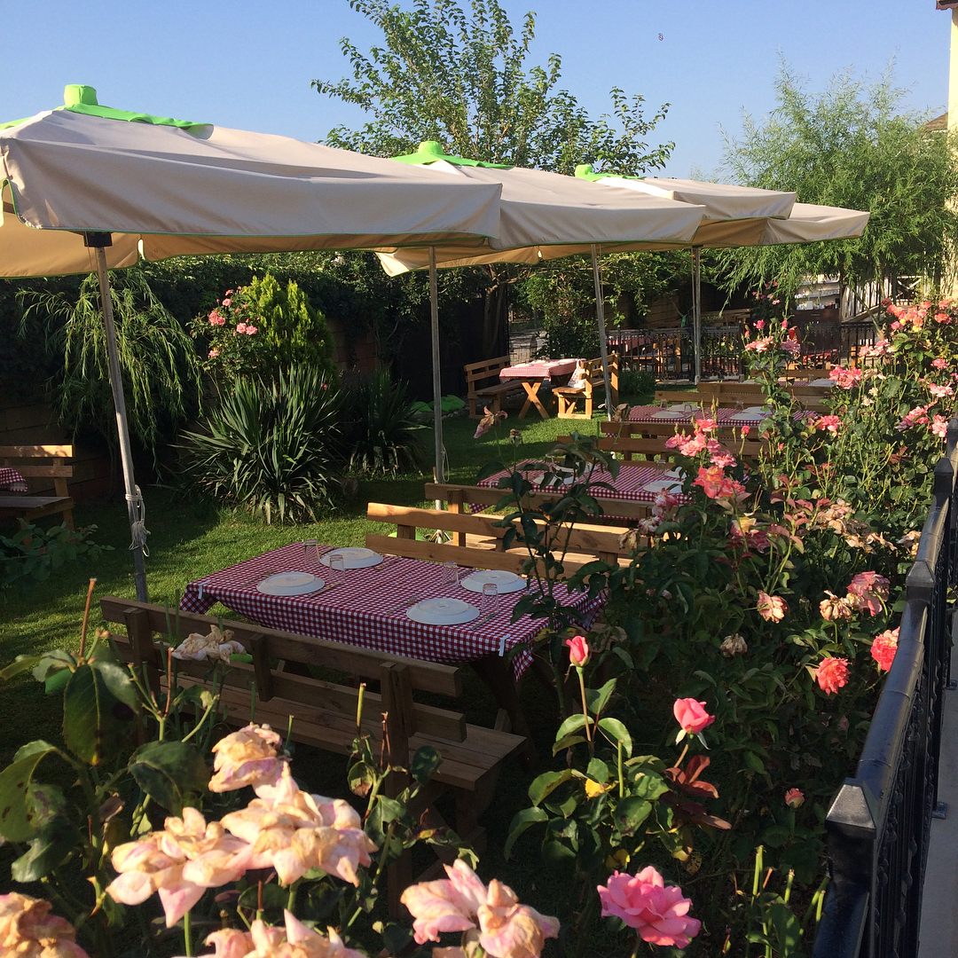 Bahçe'de Kahvaltı ve yemek servisi. — fotoğraf