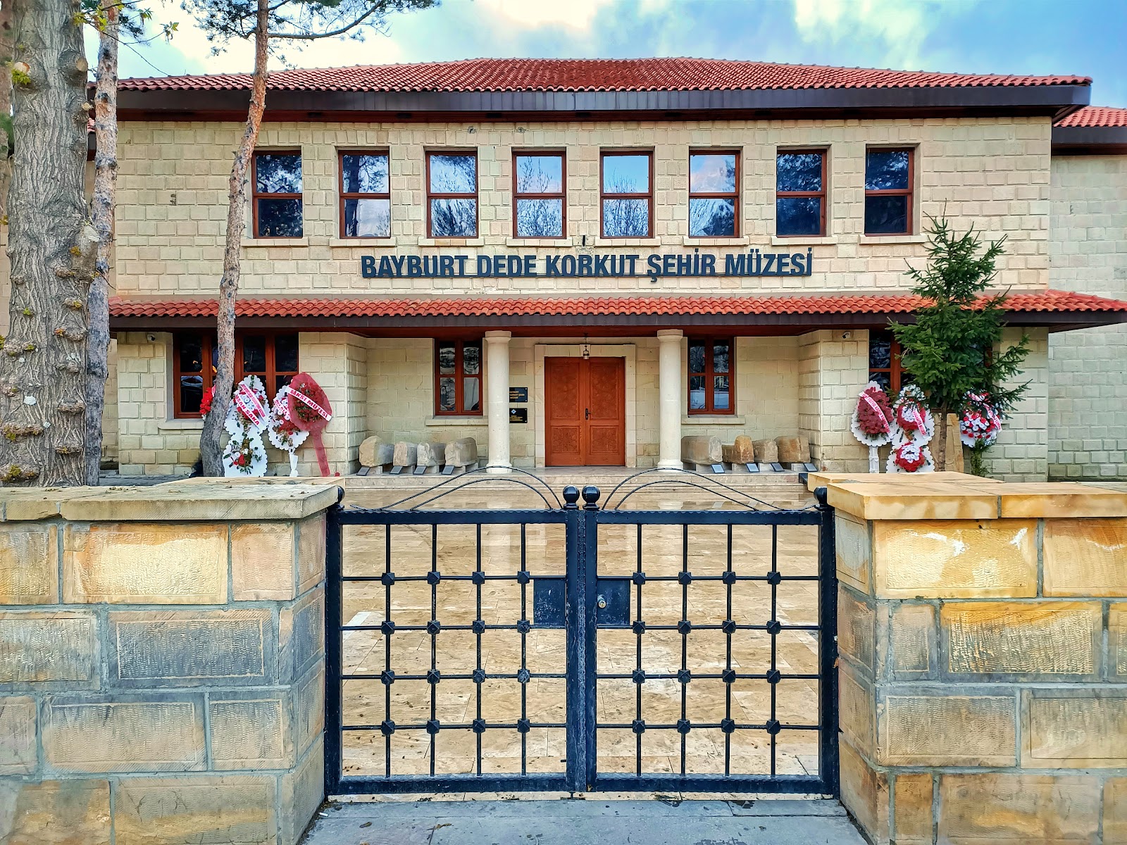 Bayburt: Dede Korkut müzesi, anıt ve kümbet