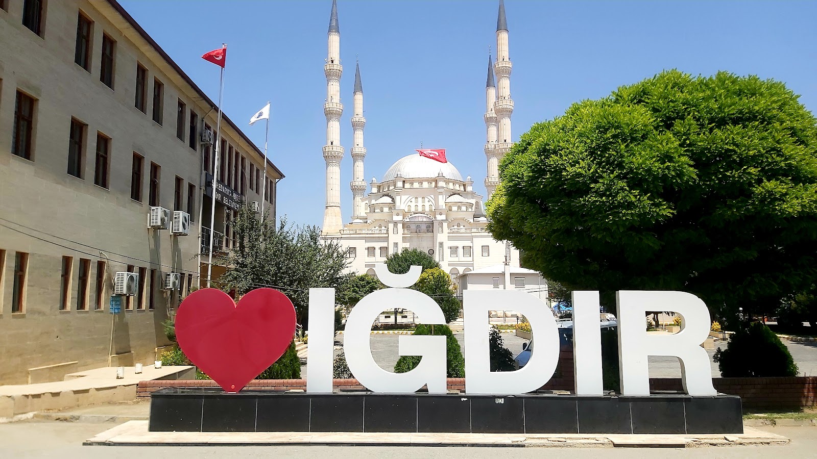 Iğdır: Kent meydanı, orman ve şelale parkı