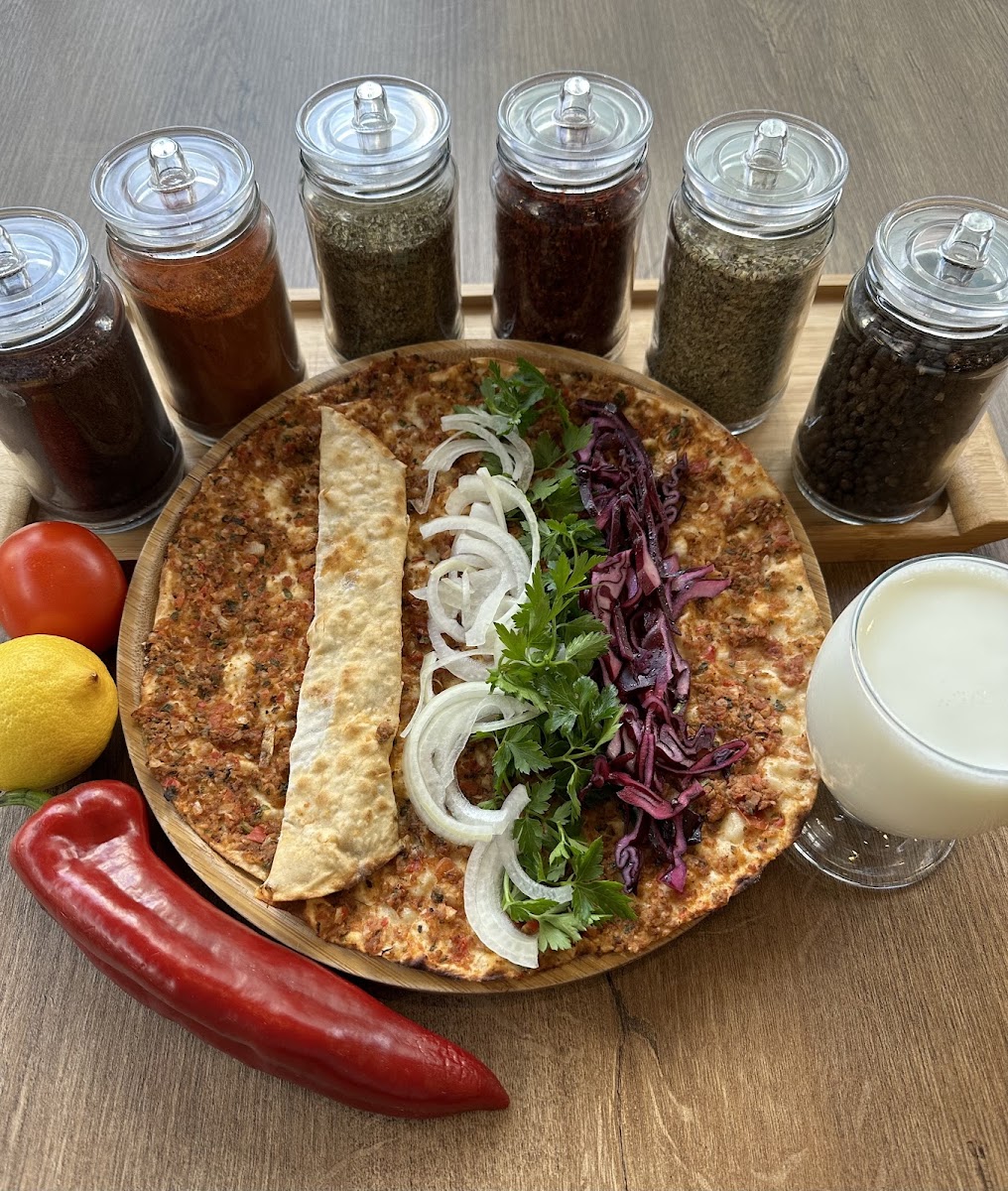 Beşikdüzü Ege Pide Köfte & Lahmacun — photo 5