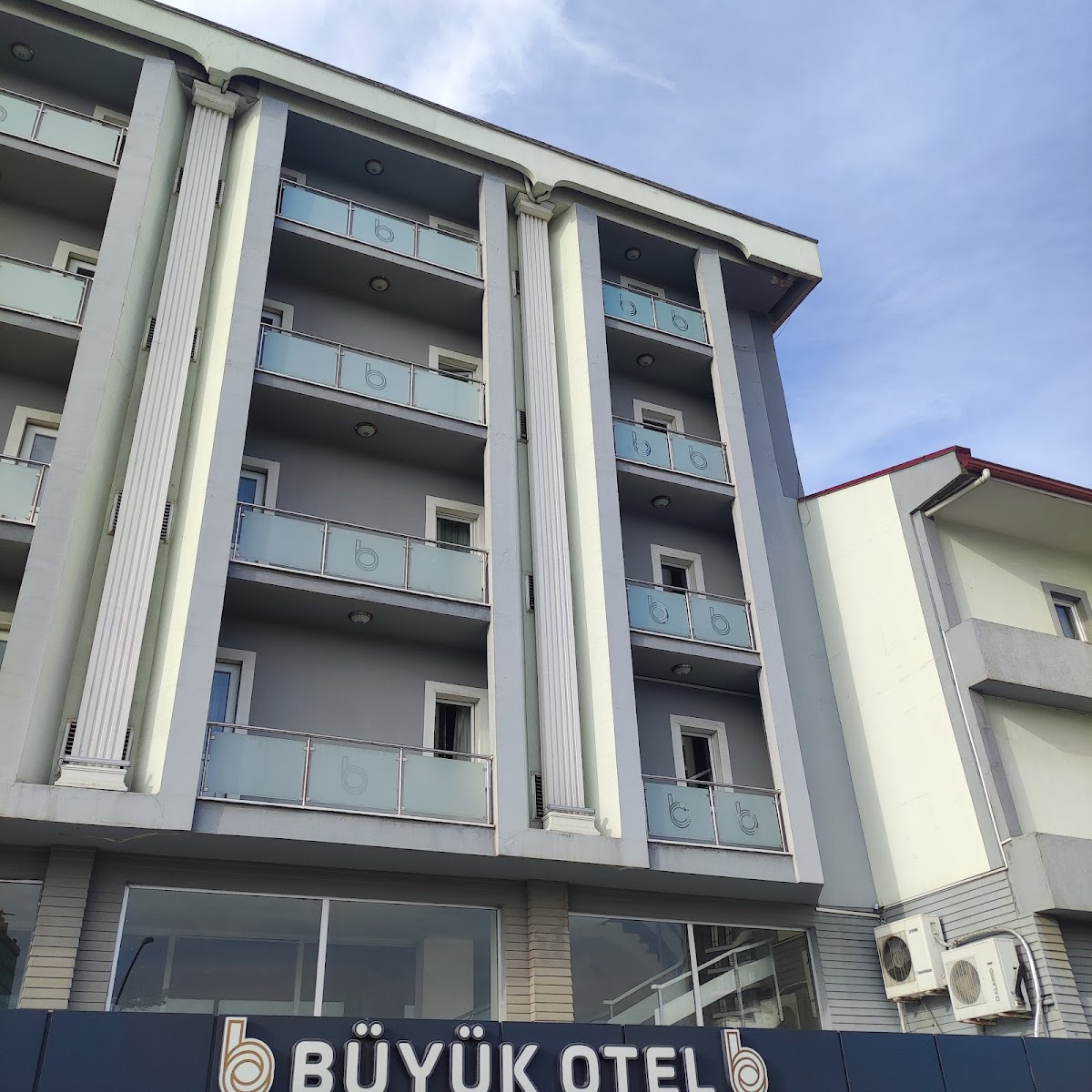 Büyük Otel () — fotoğraf
