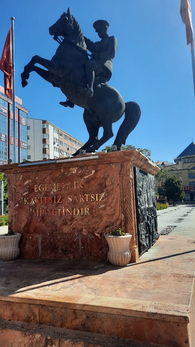 Cacabey Meydanı @ysrkma — fotoğraf