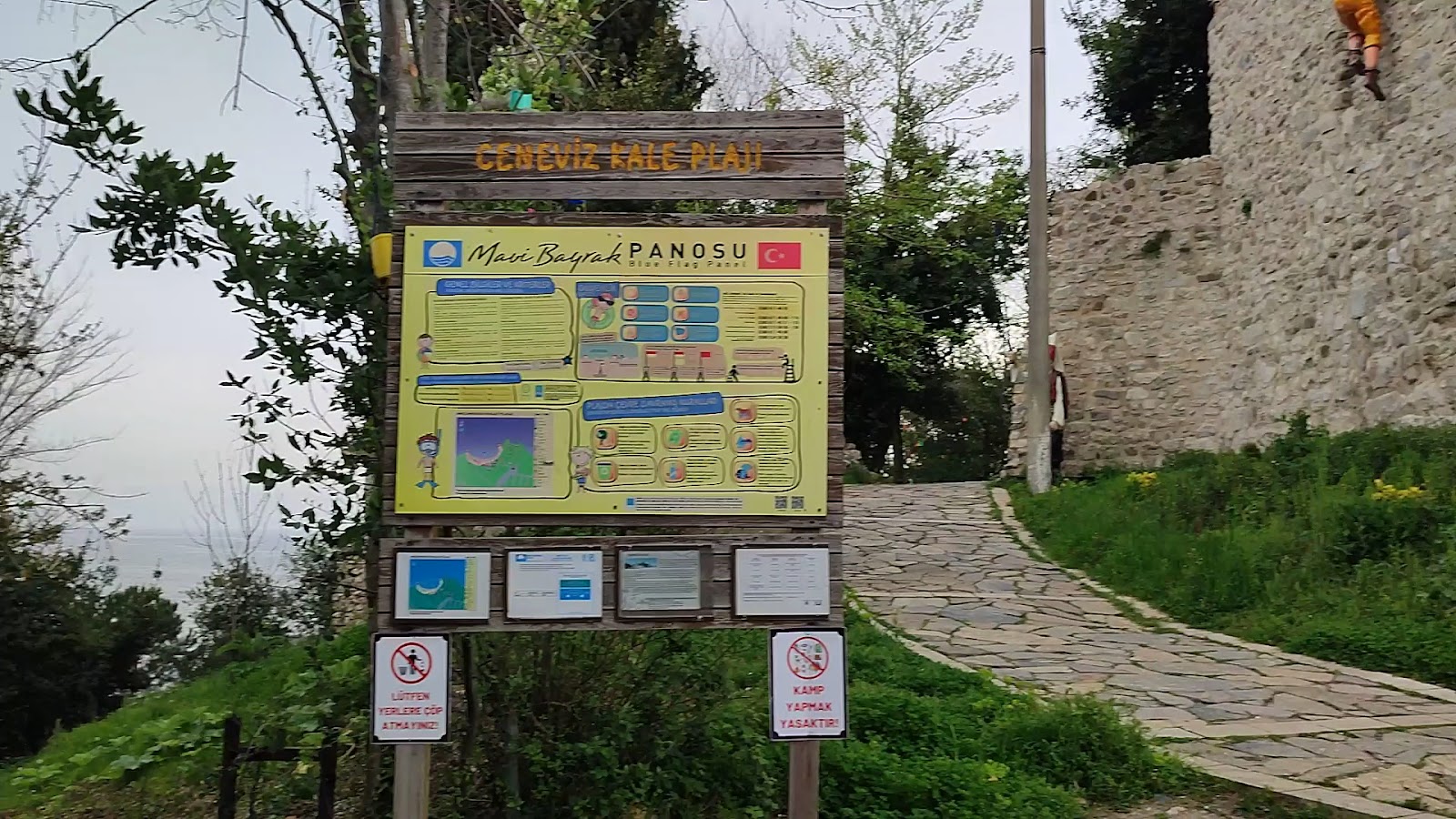 Ceneviz Kalesi Ve Sahil Plajı — fotoğraf 3