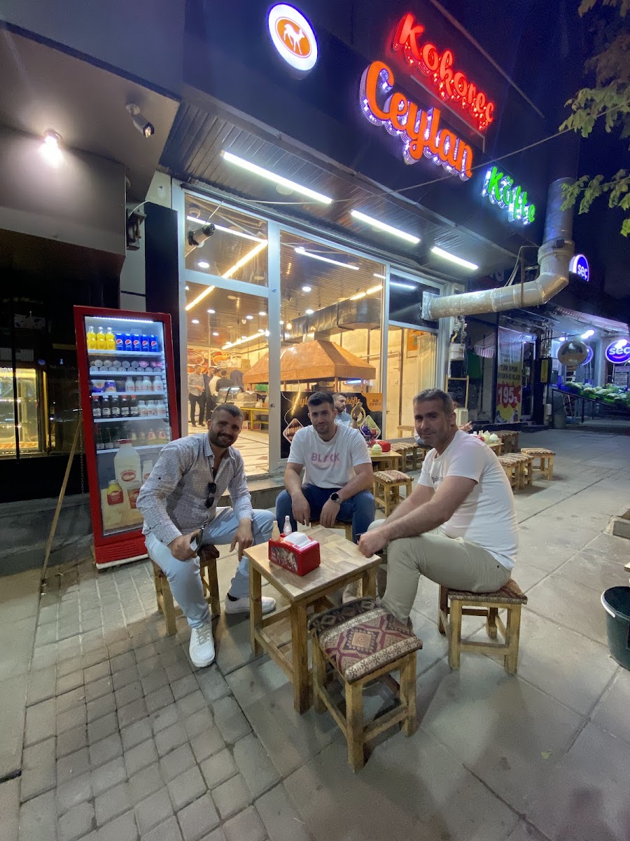 Ceylan Kokoreç Köfte & Sucuk Ekmek — fotoğraf
