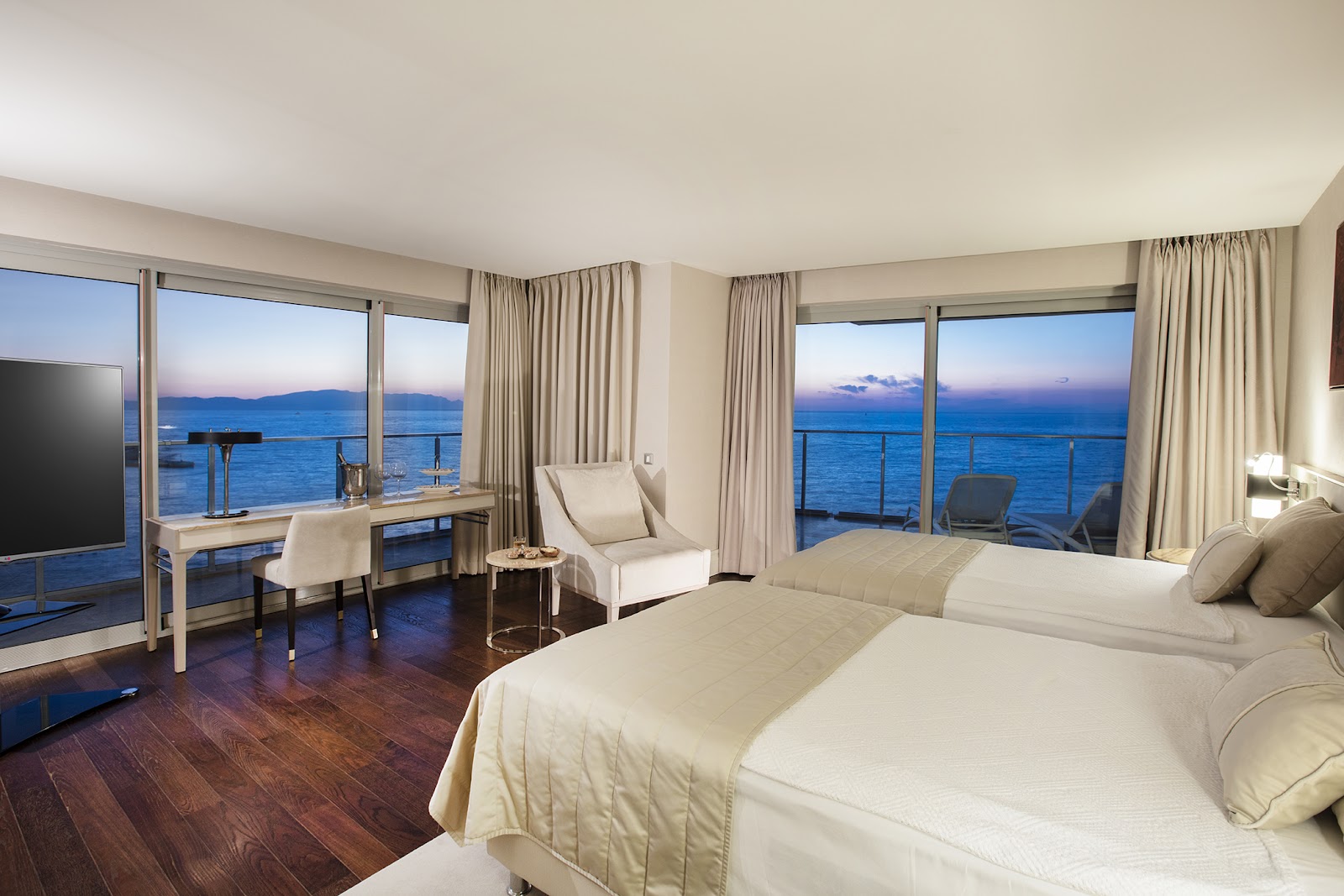 Charisma De Luxe Hotel — photo 4