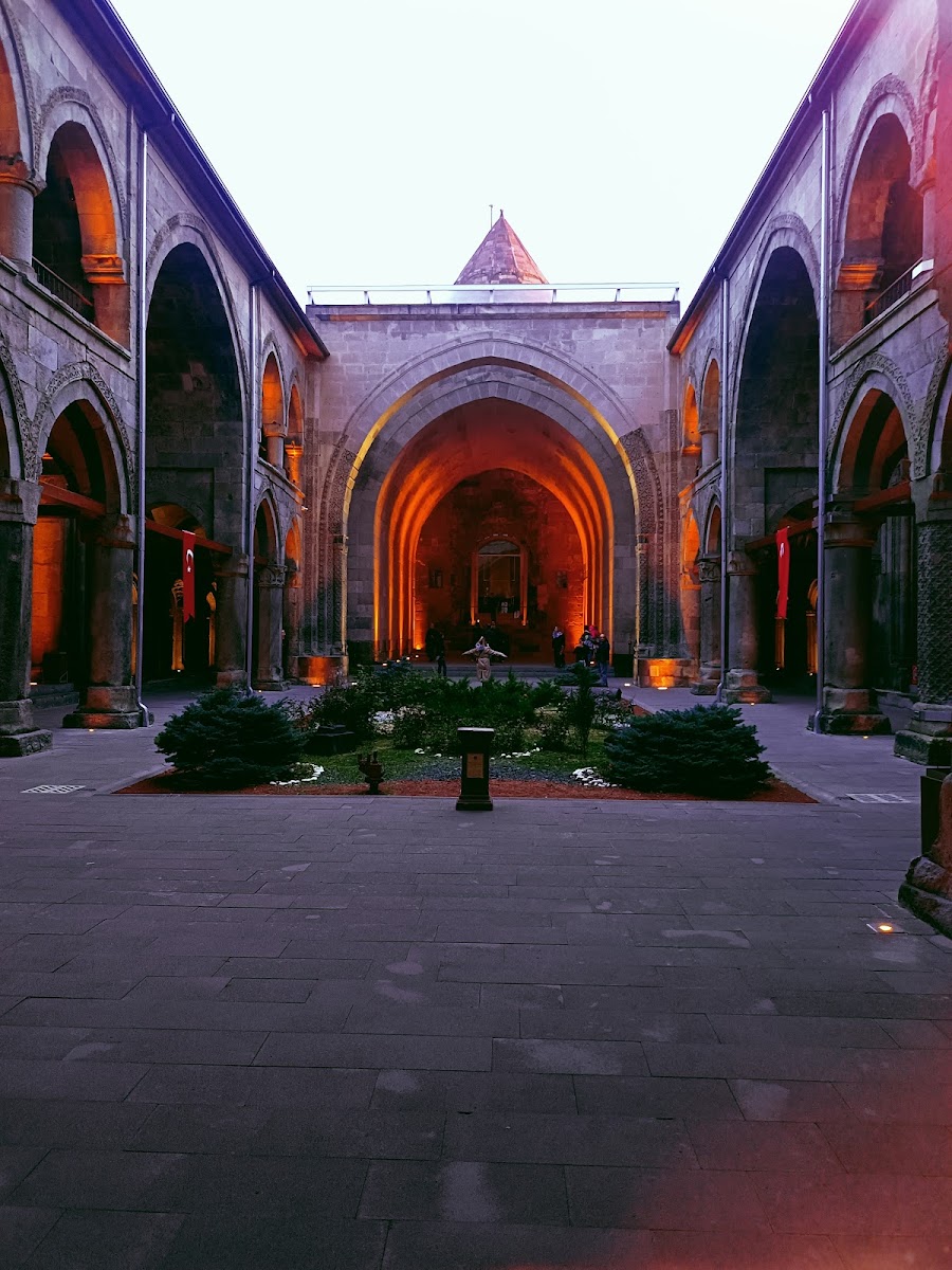 Çifte Minareli Medrese — fotoğraf 4