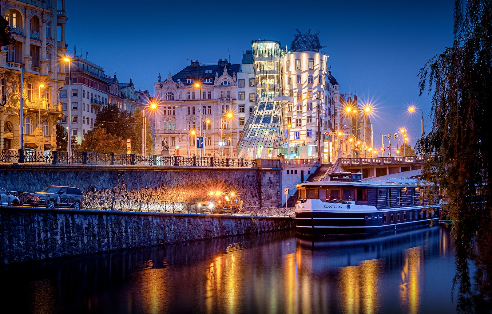 Dancing House hotel - Tančící dům — photo