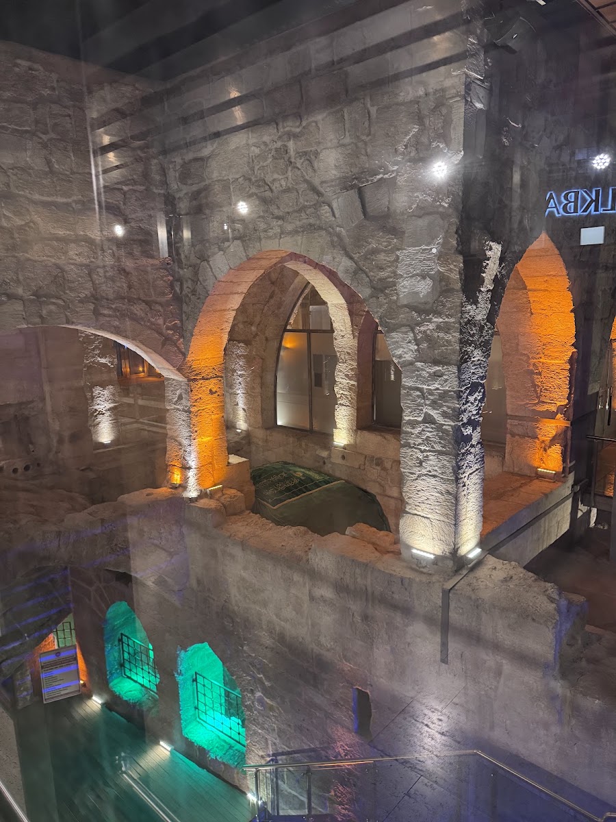 Danyal Peygamber Kabri - Makam-ı Şerif Câmi — photo 2