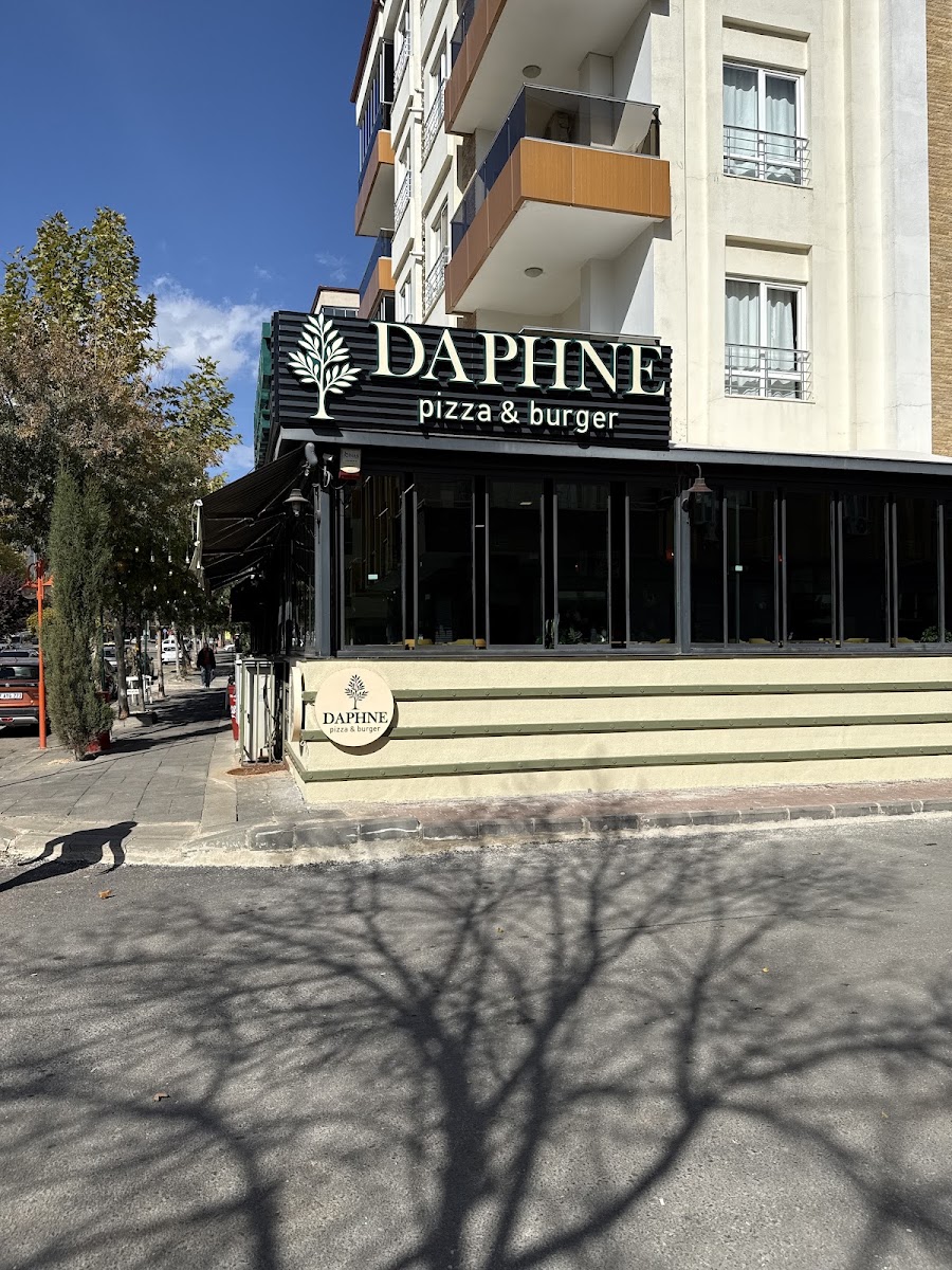 Daphne burger & pizza — photo 2