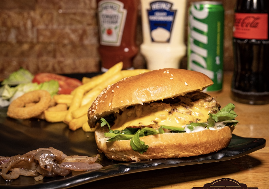 Daphne burger & pizza — photo 9