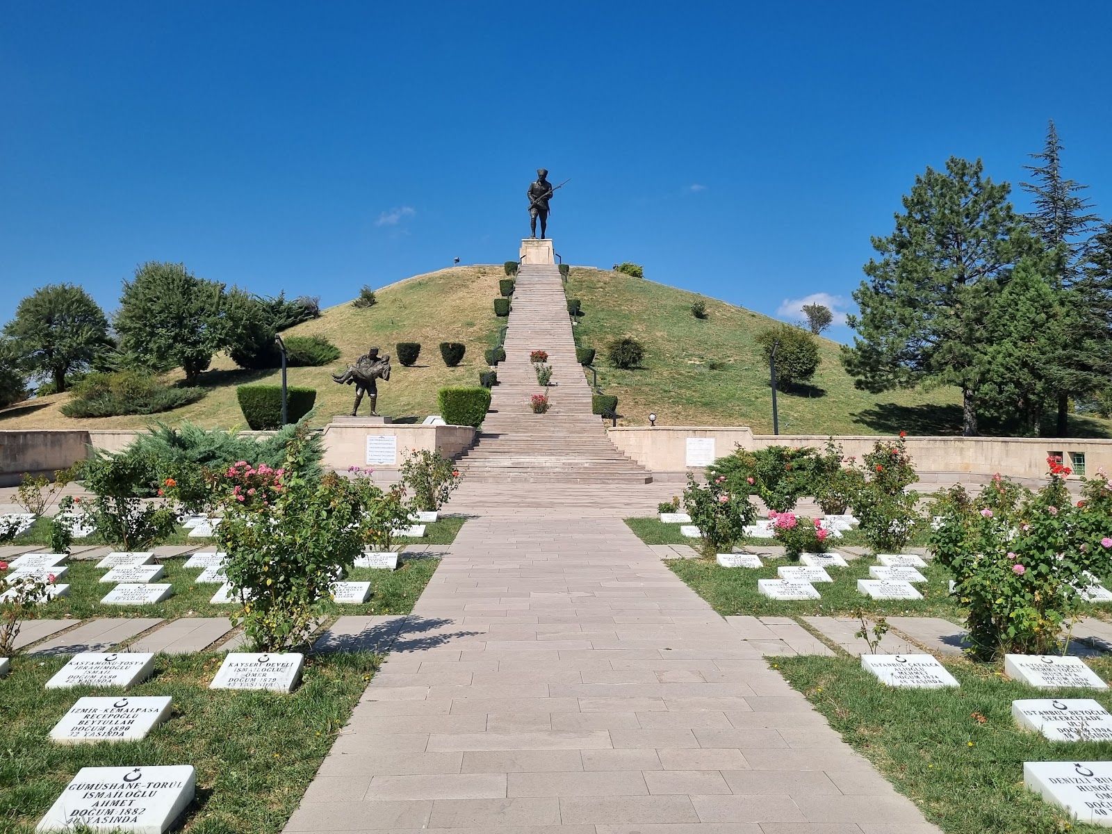 Uşak: Dumlupınar şehitliği, garnizon ve millet bahçesi