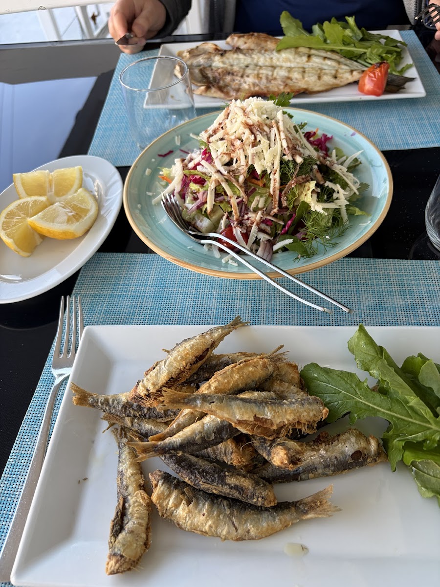 Fethiye Alkolsüz Balık Restoranı - İzmir Balık Pişiricisi — fotoğraf 2