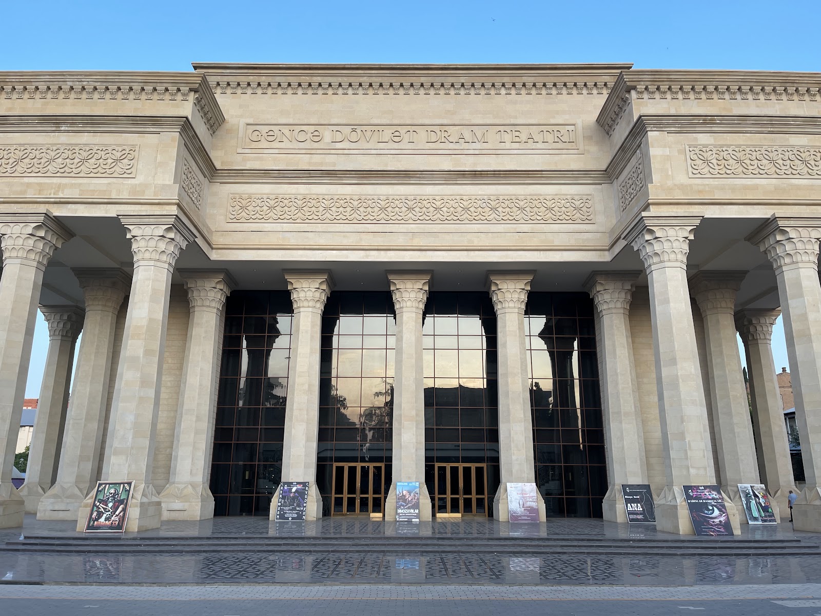 Gəncə Dövlət Milli Dram Teatrı — photo