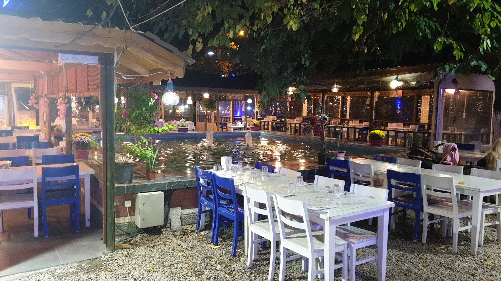 HAVUZLU BAHÇE KİLO İLE ET VE KAHVALTI — fotoğraf