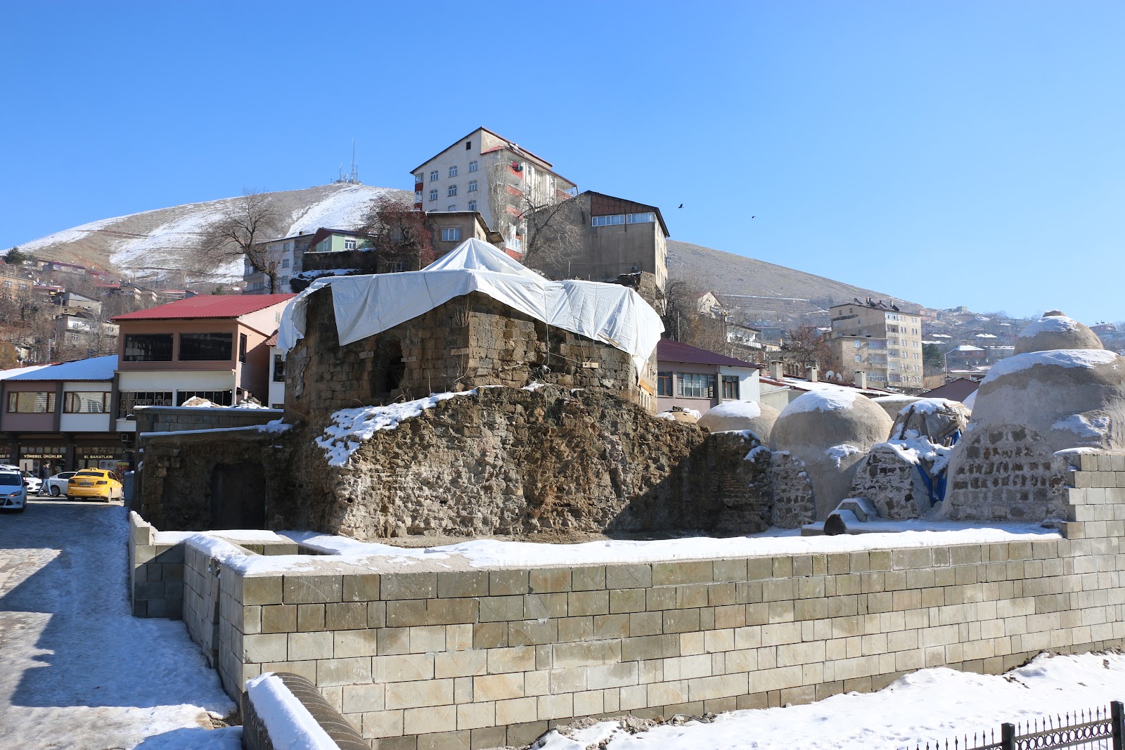 Bitlis: Hazo ve El-Aman hanları, hamam ve cami