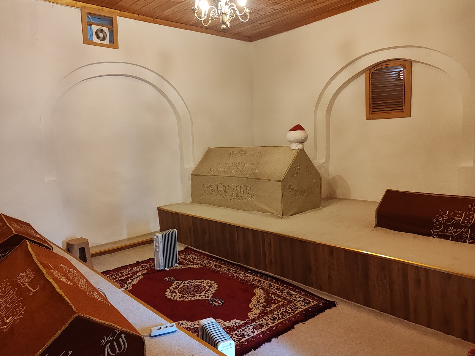 Kale Ve Emir Karatekin Türbesi — fotoğraf 2