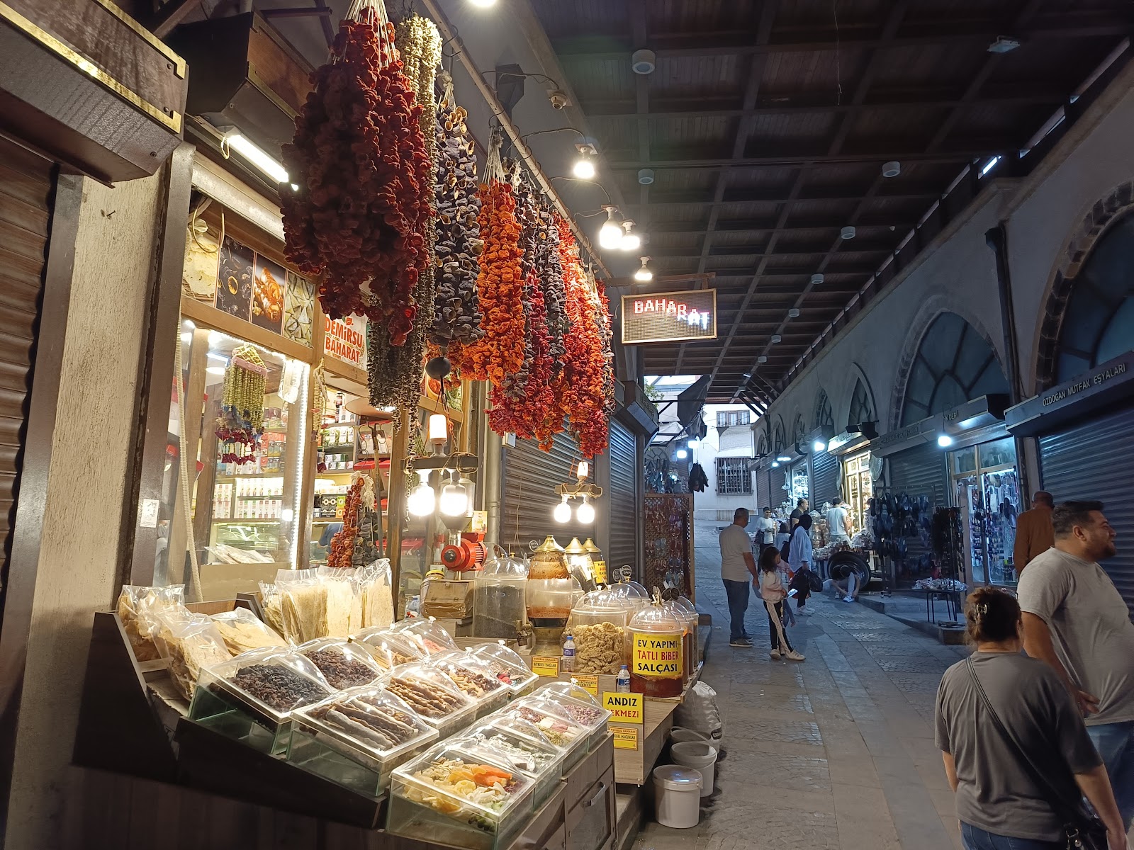 Kapalı çarşı girişi — fotoğraf