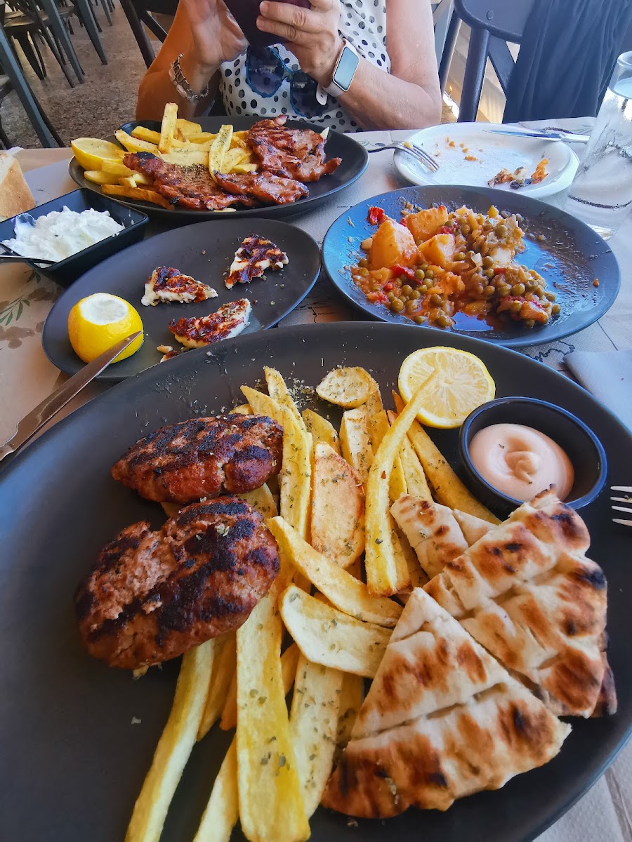 Karatzas Chios Rooms & Restaurant — photo 11