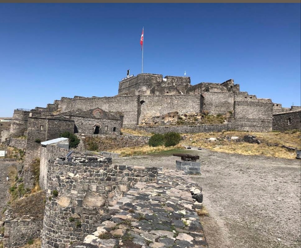 Kars: Kale, Menûçihr ve kümbet camiler