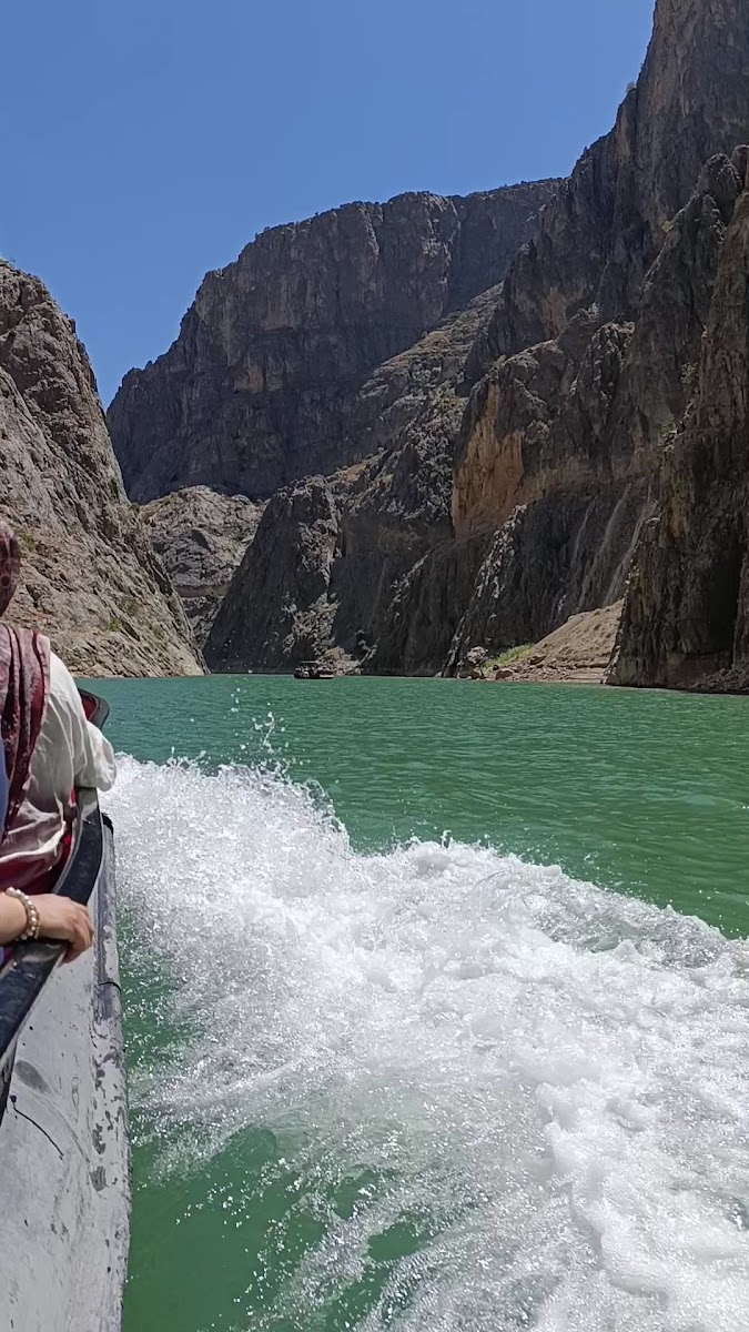 Kemaliye Karanlık Kanyon Tekne Turu — fotoğraf 3