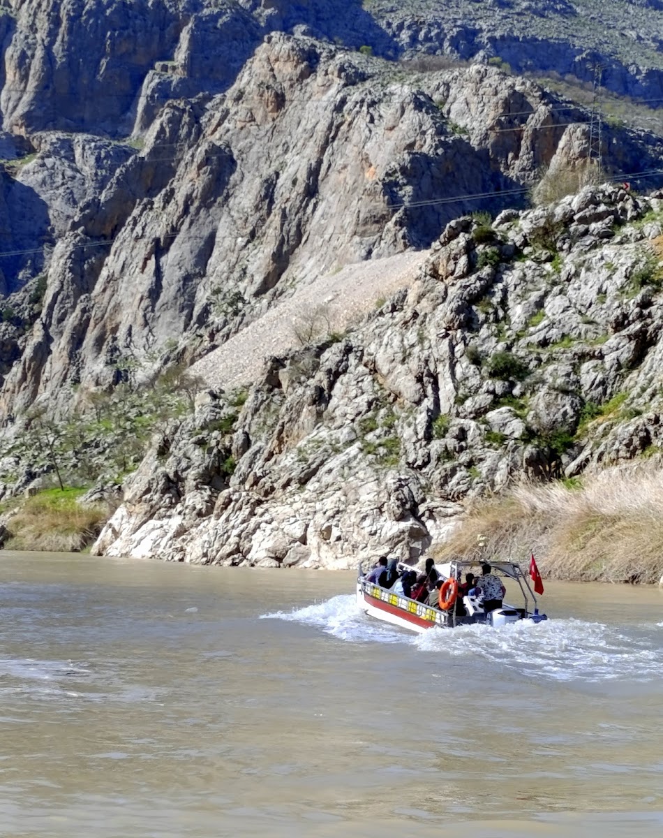 Kemaliye Karanlık Kanyon Tekne Turu — fotoğraf 5