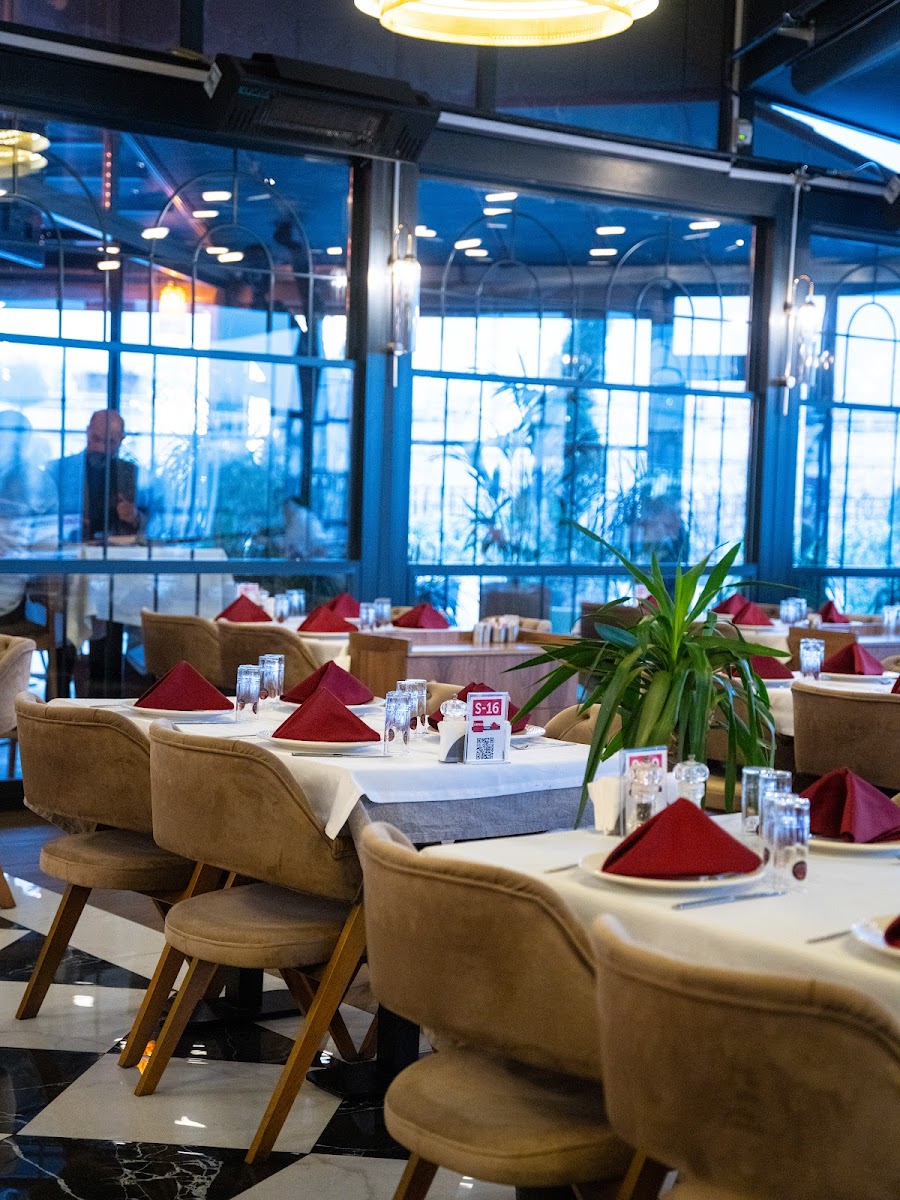 Köz Kırmızı Kebap Steak House — fotoğraf