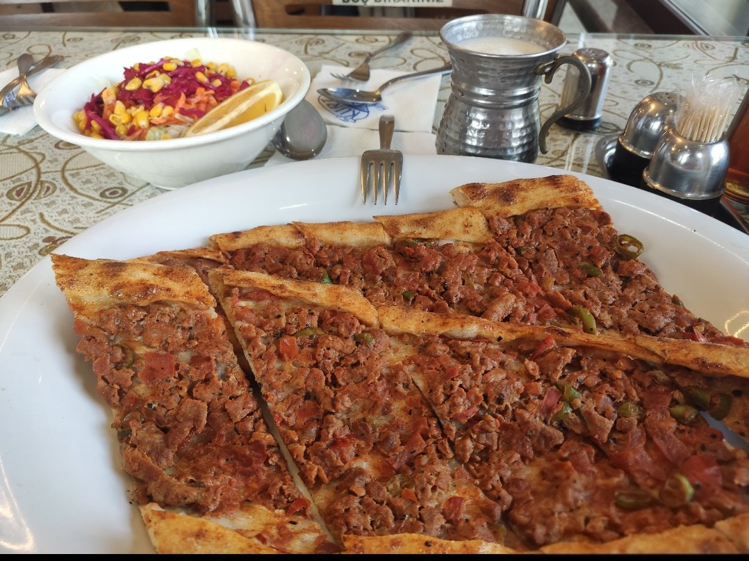 Kurt Kardeşler Pide&Kebap&Döner&Sulu Yemek&Baklava Salonu — fotoğraf 10