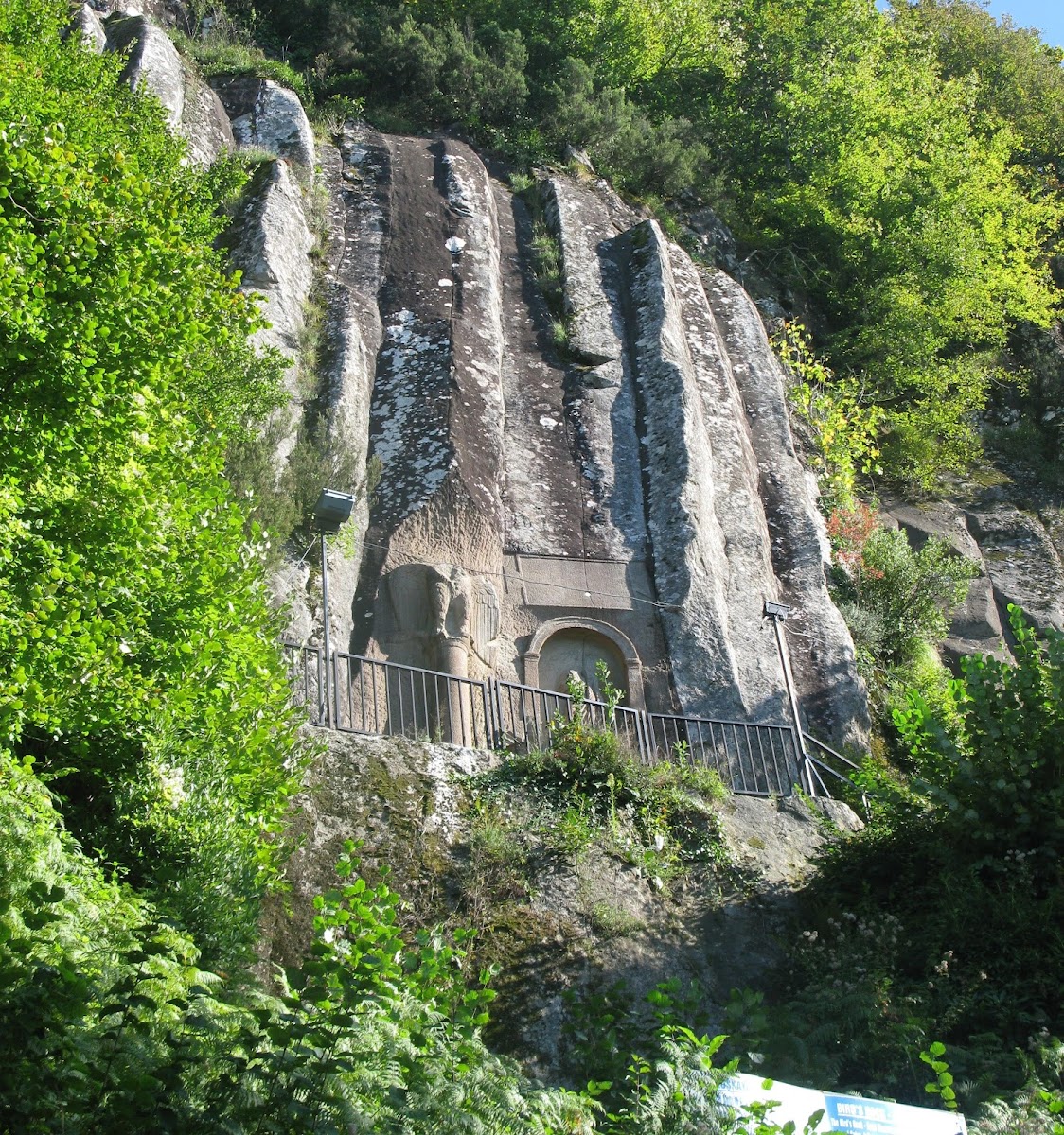 Kuş Kayası Yol Anıtı — fotoğraf