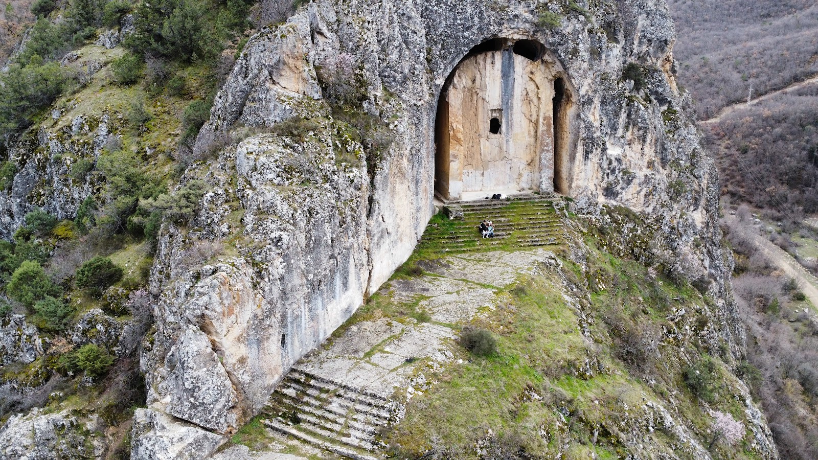 Laçin Kapılıkaya Anıtsal Kaya Mezarı — fotoğraf 2