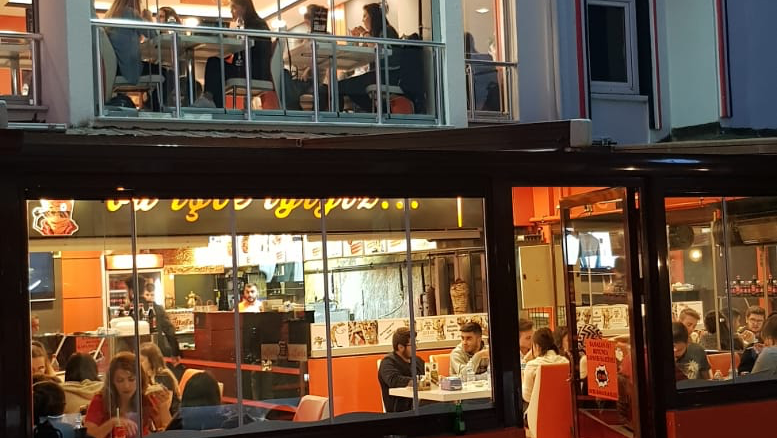 LEZZETİZ DÖNER TANTUNİ VE IZGARA — fotoğraf