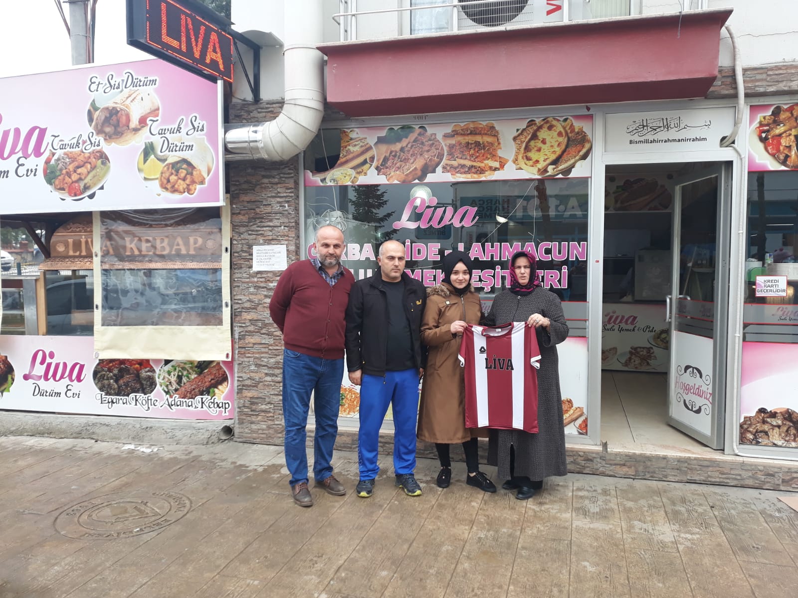 Liva pide lahmacun sulu yemek et döner kebap dürüm — photo 2