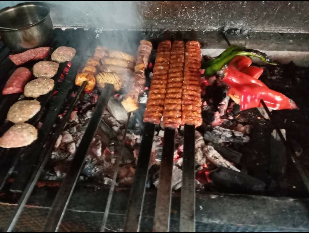 Liva pide lahmacun sulu yemek et döner kebap dürüm — photo 4