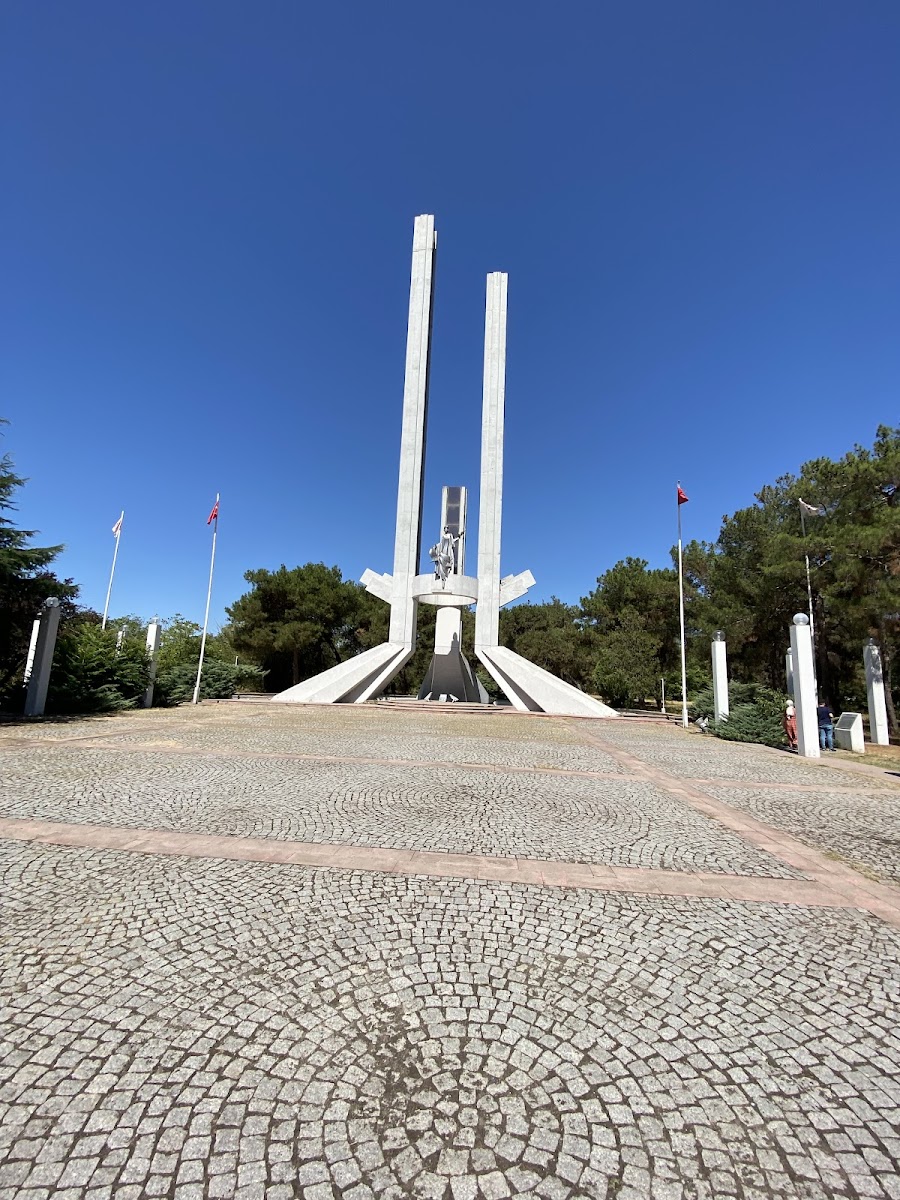 Lozan Anıtı ve Meydanı