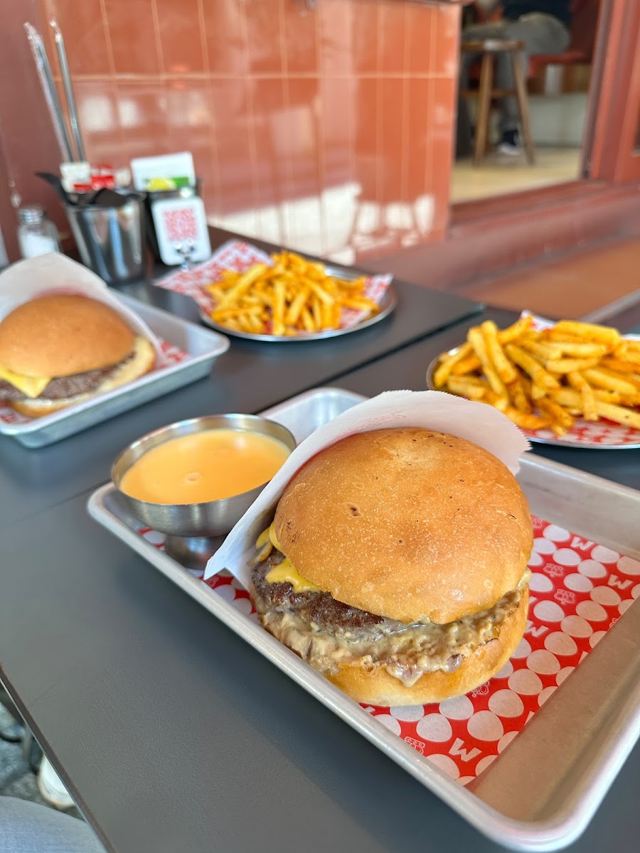 Magnus Handmade Burgers — photo 10