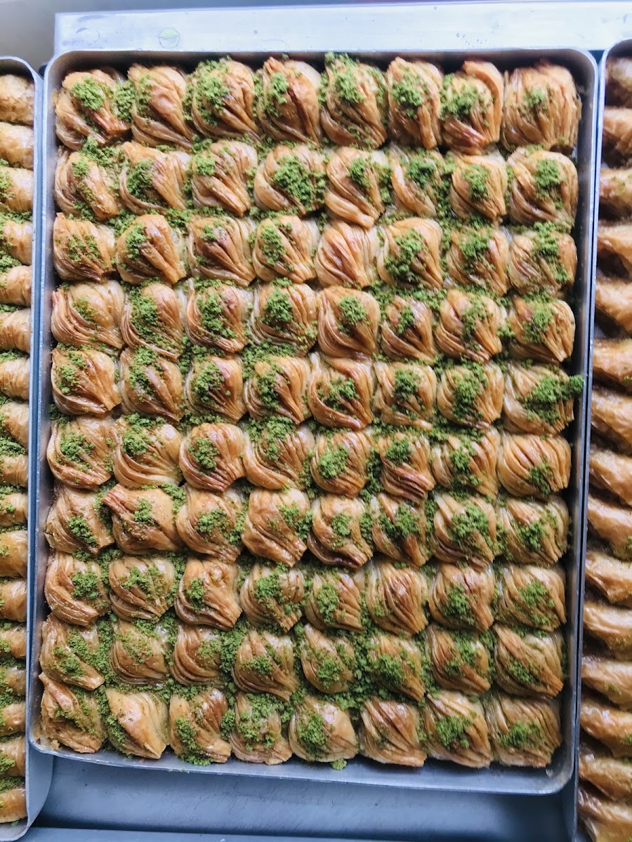 Mehmet Ve Kardeşleri Pastanesi — photo 2