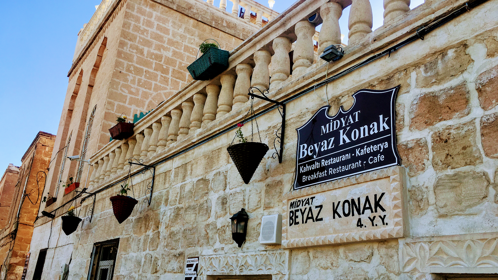 MİDYAT BEYAZ KONAK YÖRESEL SERPME KAHVALTI KAFE RESTORAN&TARİHİ KONAK — fotoğraf 1