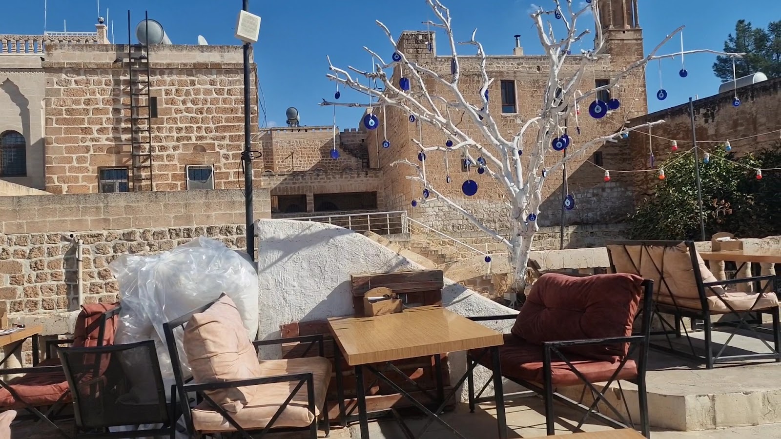 MİDYAT BEYAZ KONAK YÖRESEL SERPME KAHVALTI KAFE RESTORAN&TARİHİ KONAK — fotoğraf 3