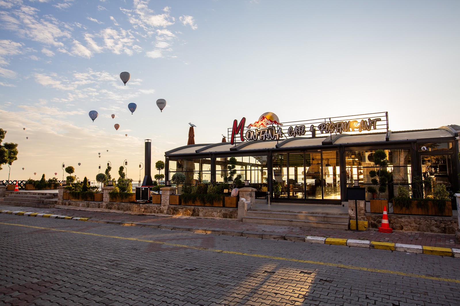Montana Cafe & Restaurant — fotoğraf 1