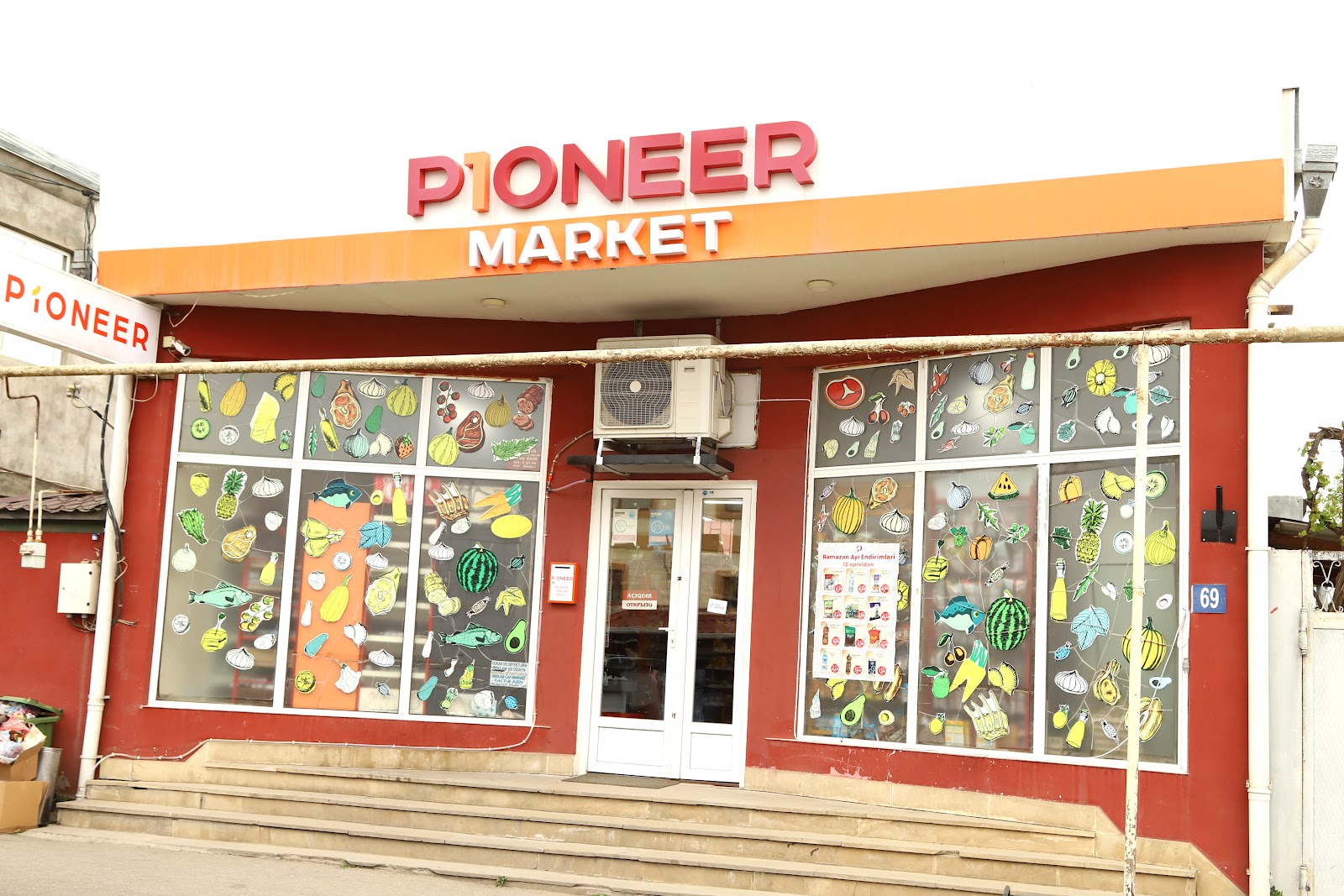 Pioneer market — photo