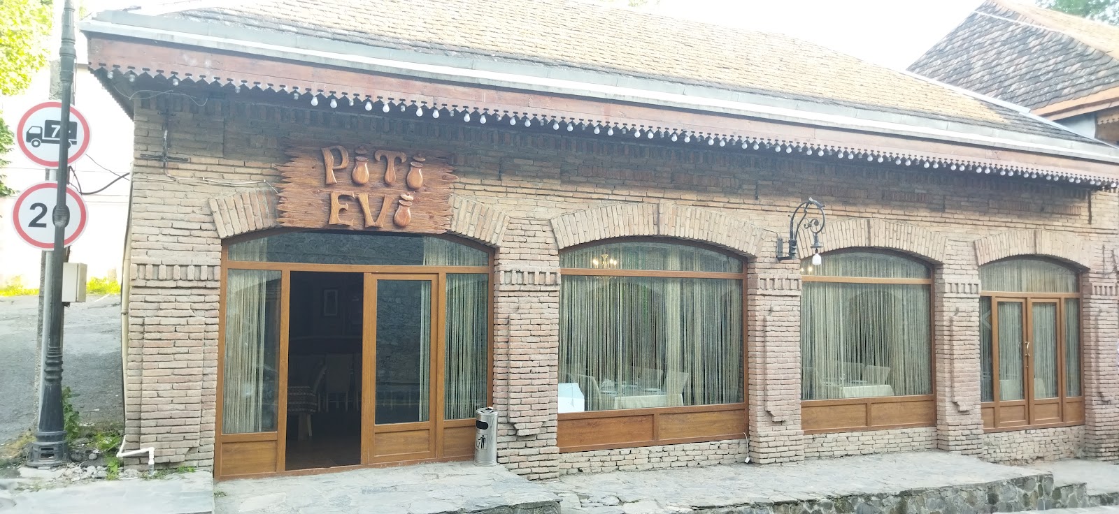 Piti Evi — photo