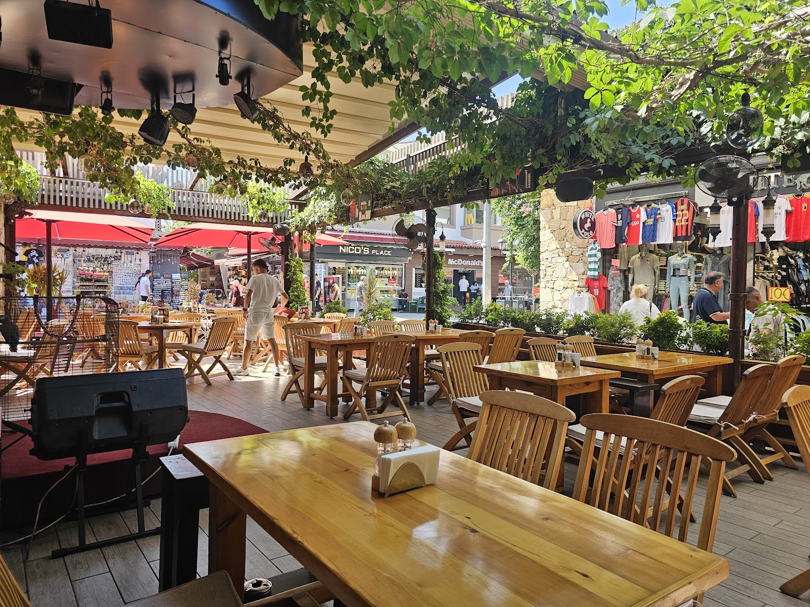 Planet Yucca Live Kusadasi Restaurant "entertainment & dining" — photo 3