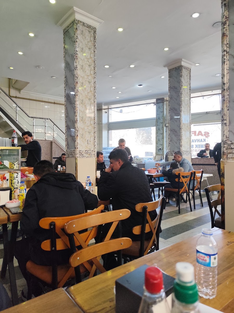 Şafak Kahvaltı Sulu Yemek Kebap Lahmacun Pide Ve Kelle Paça Salonu — fotoğraf 2